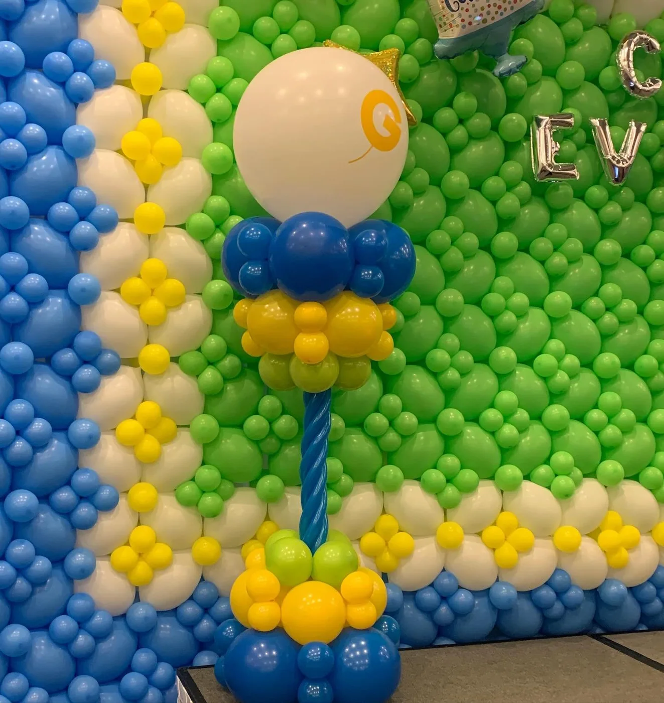 Baby-rattle balloon wall, up close