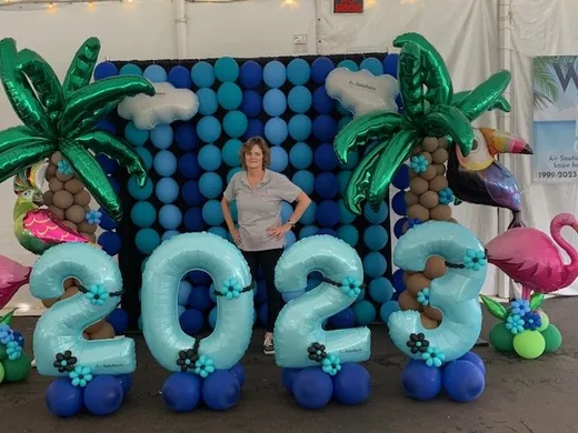 2023 palm-tree balloon wall